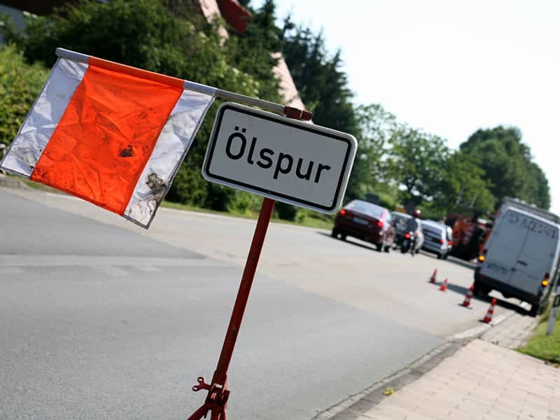 Ölspur auf dem Betriebsgelände und auf Straßen
